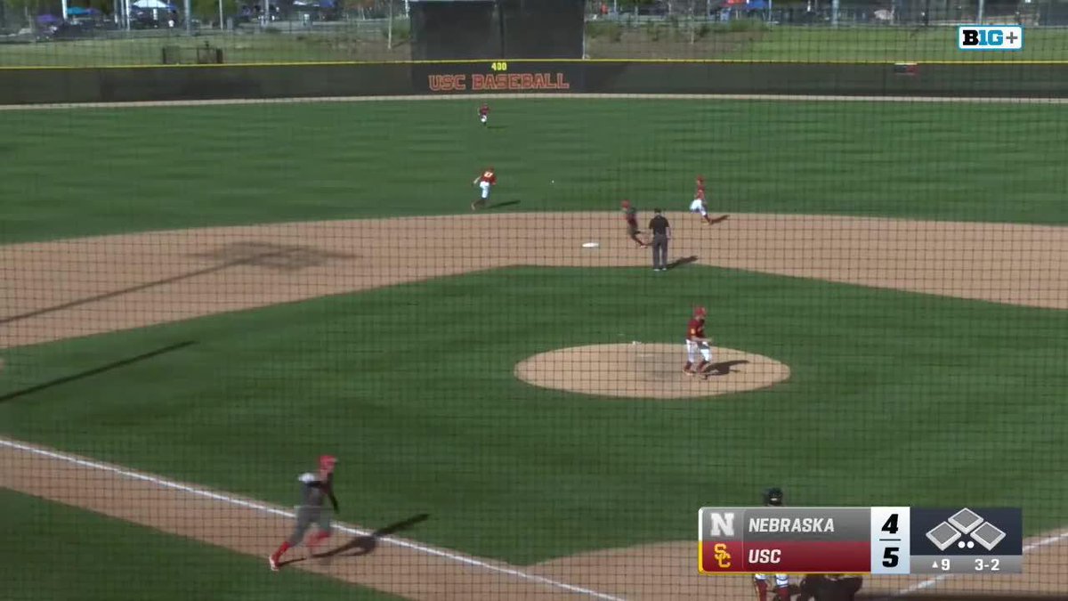 NUNEZ UP THE MIDDLE. BIG RED TAKE THE LEAD.