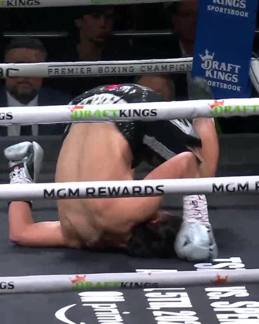 .Terrell Gausha sends Elijah Garcia rolling after landing a 💣 of a right hand. #GarciaGausha #FundoraBooker | LIVE NOW Prime Video 👉