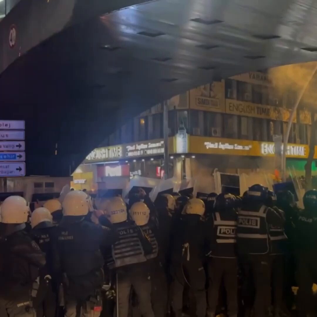 Ankara'da Özgür Özel'in sokağa döktüğü 'göstericiler' polise balta fırlattı.