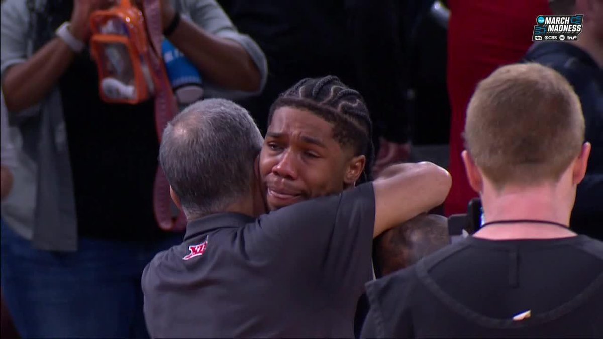 Houston HC Kelvin Sampson consoles Khalif Battle after the Zags' tough loss ❤️