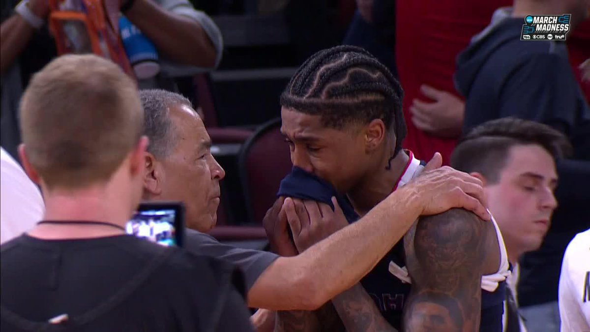 Houston HC Kelvin Sampson consoled Gonzaga's Khalif Battle after the Zags' close loss ❤️ #MarchMadness