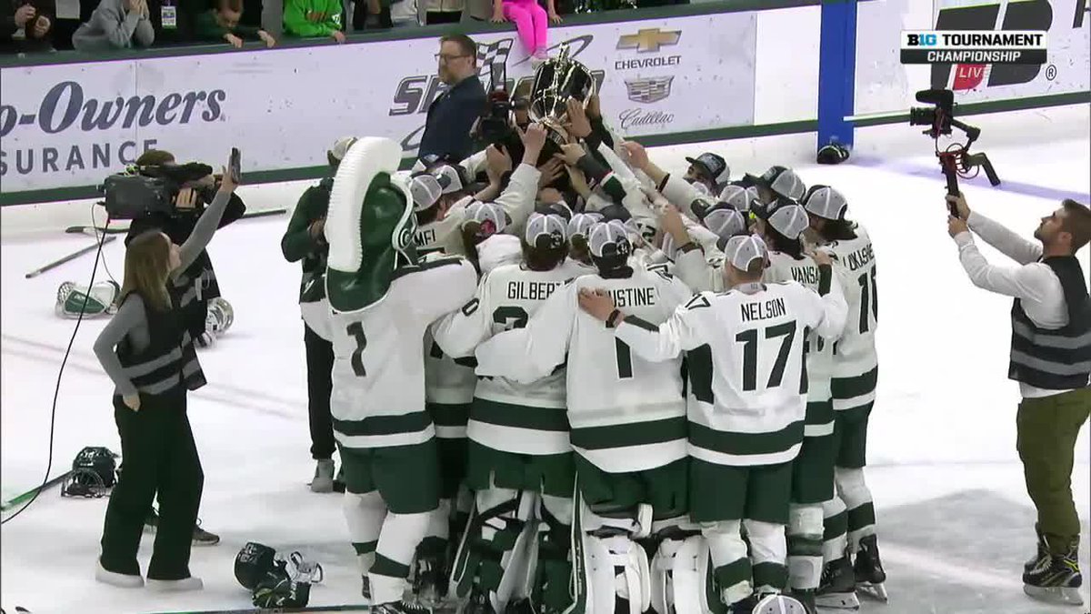 Lift that trophy, Michigan State Hockey 🏆 #B1GHockey