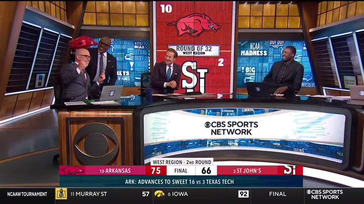 "I can't go home if I do a pig sooie!" Chris Walker really crowned Memphis graduate Gary Parrish with the Razorback head after they advanced to the Sweet 16 😂