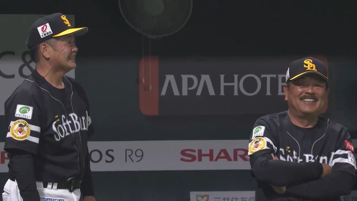 流石のバットコントロール💪 狙いすまし #内川聖一 選手がタイムリーヒット⁉️ ...白鷹軍レフトの #宮地克彦 選手がまさかのファンサービス🤣 #ソフトバンクホークスOB戦 #sbhawks #Sh20th 👇ライブ配信はこちら