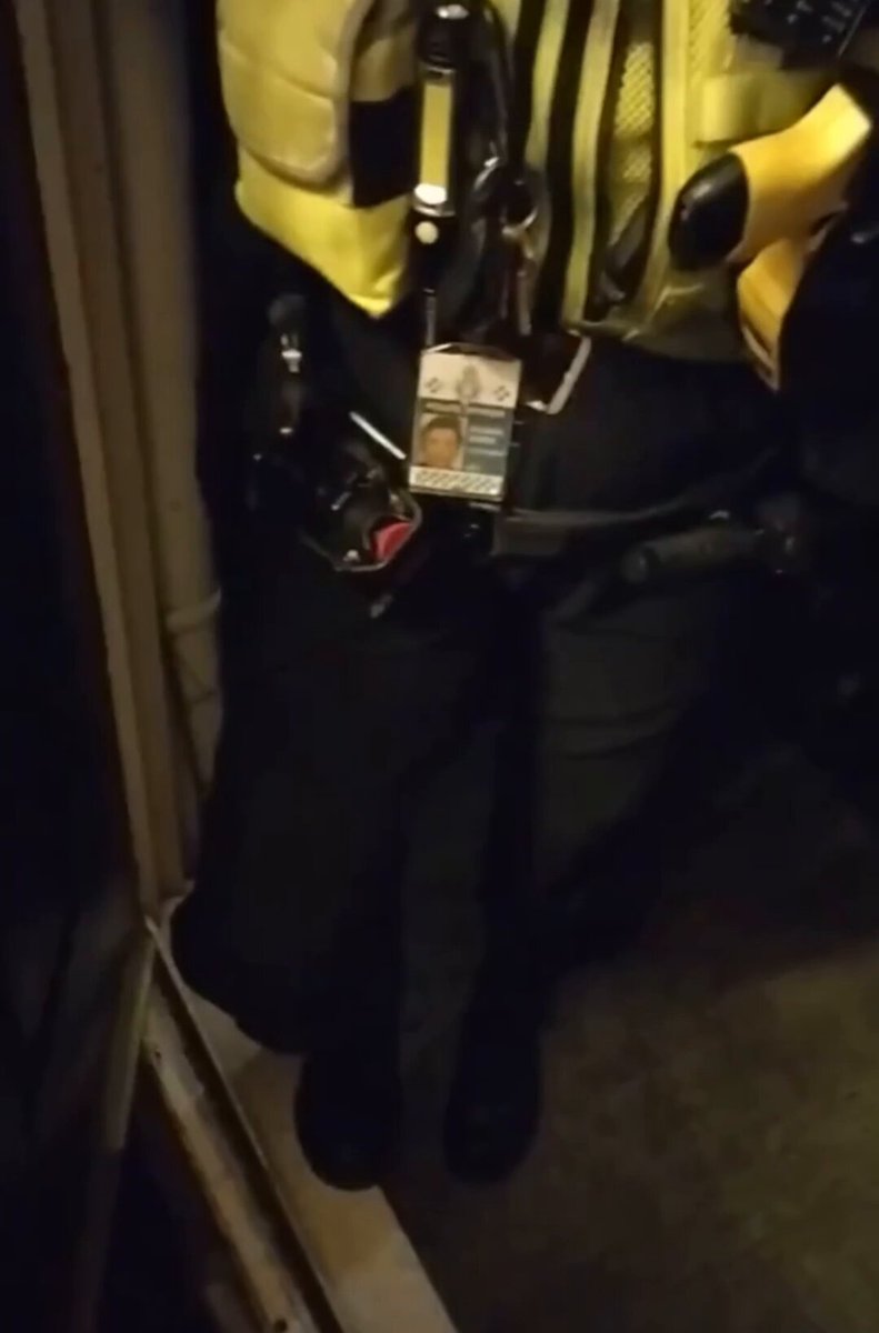 Also on the same night, at 1am, two police officers showed up at the British woman's house to ask for the deletion of videos posted on social media that had caused someone anxiety. Beyond imagination.