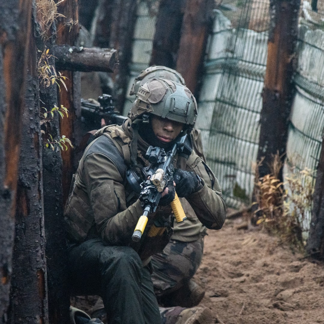 In the cold, wet mud, NATO Allies 🇪🇪 🇫🇷 trained on the art of moving and fighting through trench networks