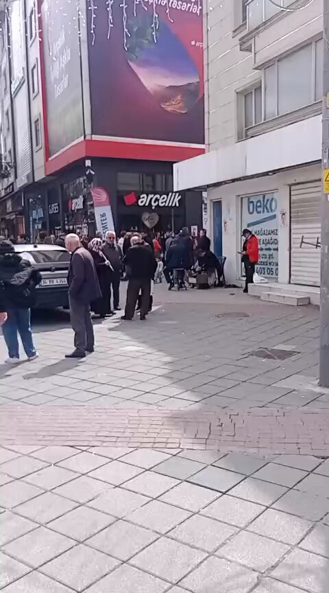 Ekrem İmamoğlu için dayanışma oyu kullanma kuyruğu... Bu milleti yenemeyeceksiniz!..✊✊✊