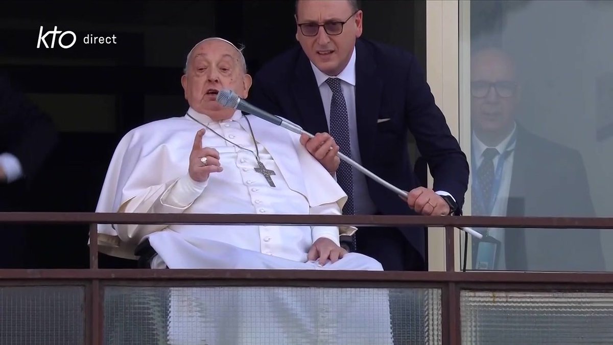 ⛪🇻🇦 FLASH - Le pape François est sorti de l'hôpital après cinq semaines d'hospitalisation. 👉 Il a fait sa première apparition publique et a exigé la fin "immédiate" des frappes israéliennes à Gaza.