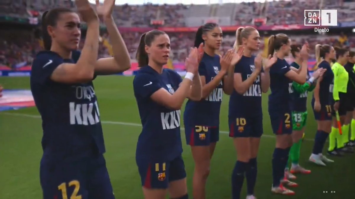 As jogadoras do Barcelona entraram no Clássico com o Real Madrid com uma camisola de apoio a Kika Nazareth ❤️ #DAZNLigaF