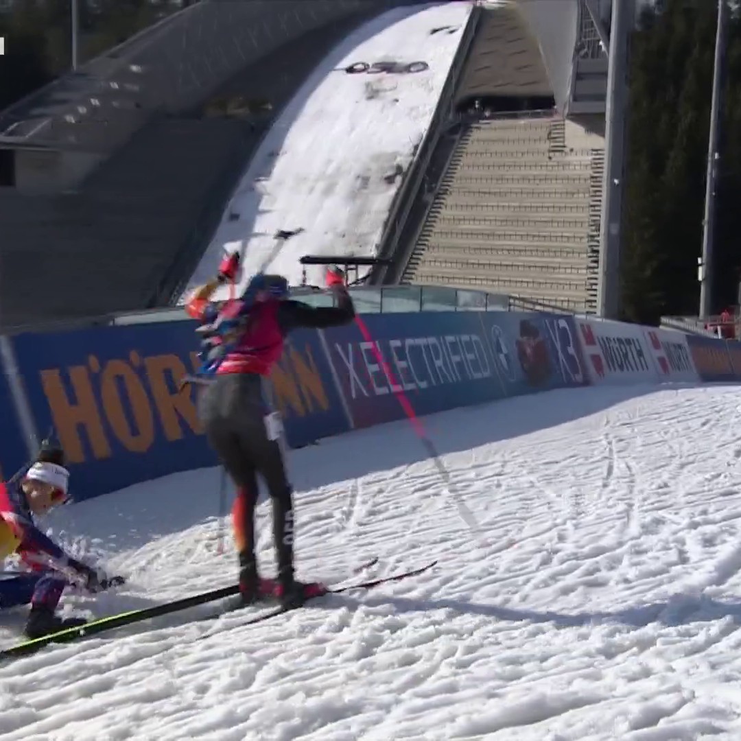 😢 Que c'est terrible pour Lou Jeanmonnot ! La Française chute en toute fin de parcours et doit malheureusement se contenter de la 2ème place du classement de la coupe du monde, derrière Franziska Preuss #ChaletClub #Biathlon