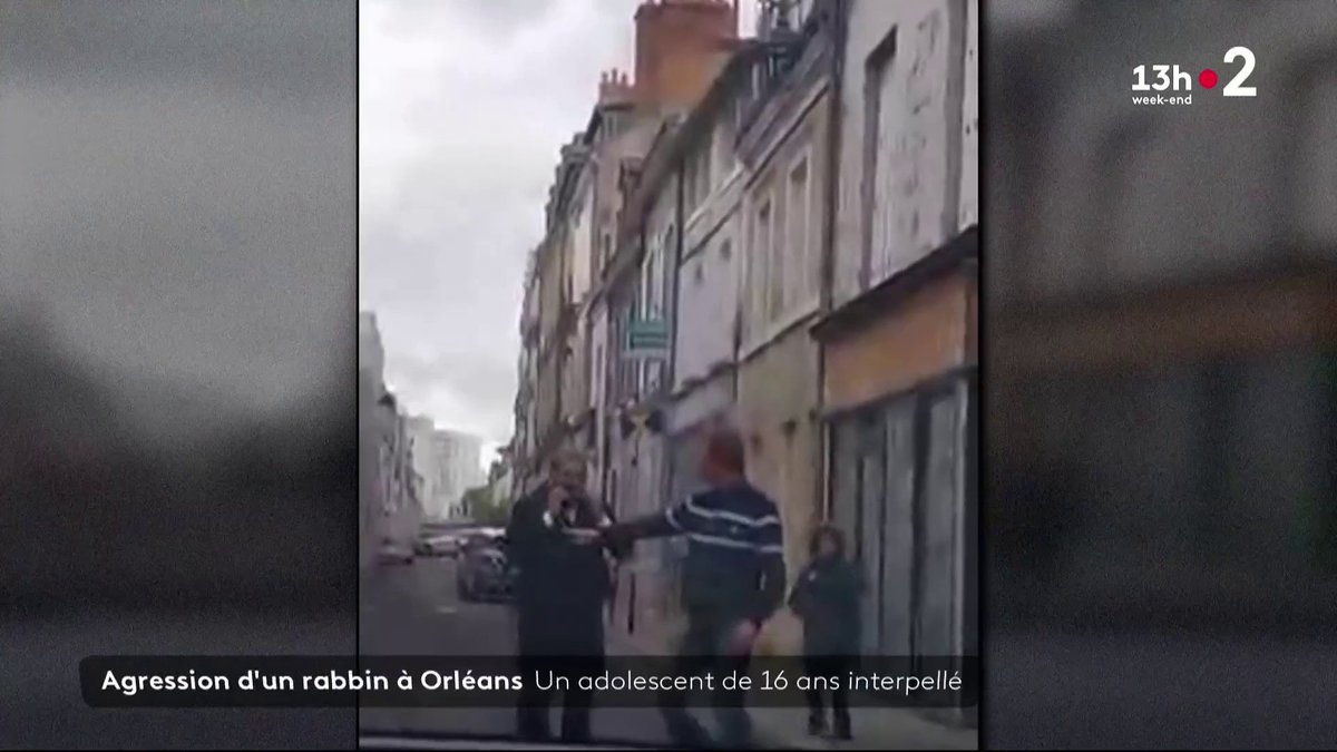 Un rabbin a été agressé à Orléans, samedi 22 mars, alors qu'il rentrait de la synagogue, accompagné de son fils de neuf ans. Plus tard dans la soirée, un adolescent de 16 ans a été arrêté, une enquête est en cours. ▶️ #JT13h