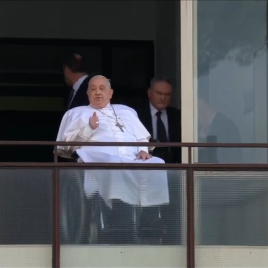 "Papa Francisco": Porque fue dado de alta y saludó desde el hospital