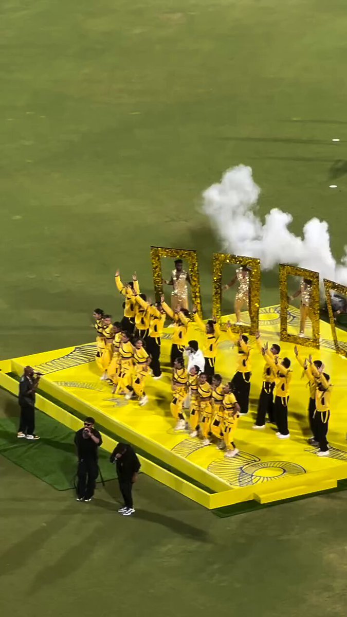 Rockstar Anirudh Ravichander performing #ArabicKuthu at the #CSKvMI match 😍