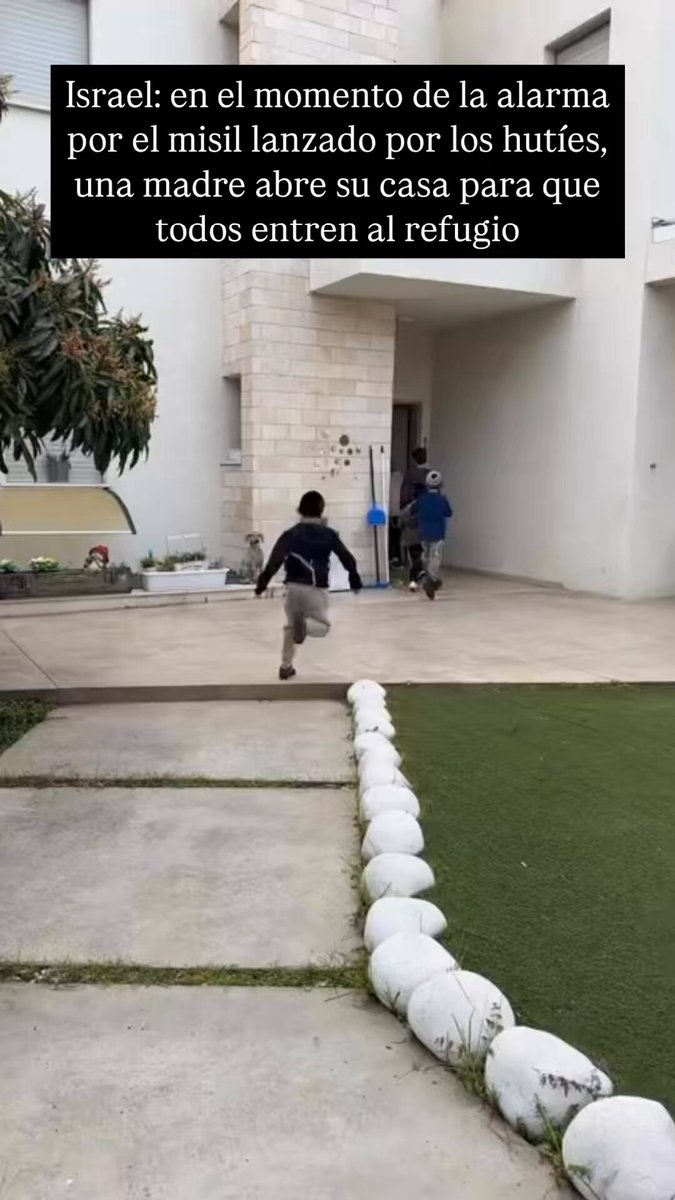 🇮🇱🚨Israel: en el momento de la alarma por el misil lanzado por los hutíes, una madre abre su casa para que todos entren al refugio.