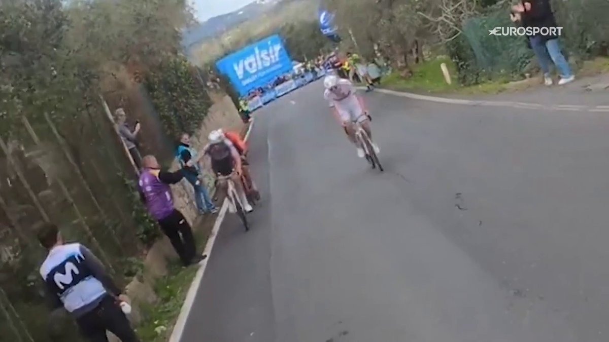 El vídeo más viral de la Milán-San Remo 🤯🥤 Van der Poel cerró uno de los ataques de Pogacar ¡MIENTRAS COGÍA UN BIDÓN! #MilanoSanremo Velon CC