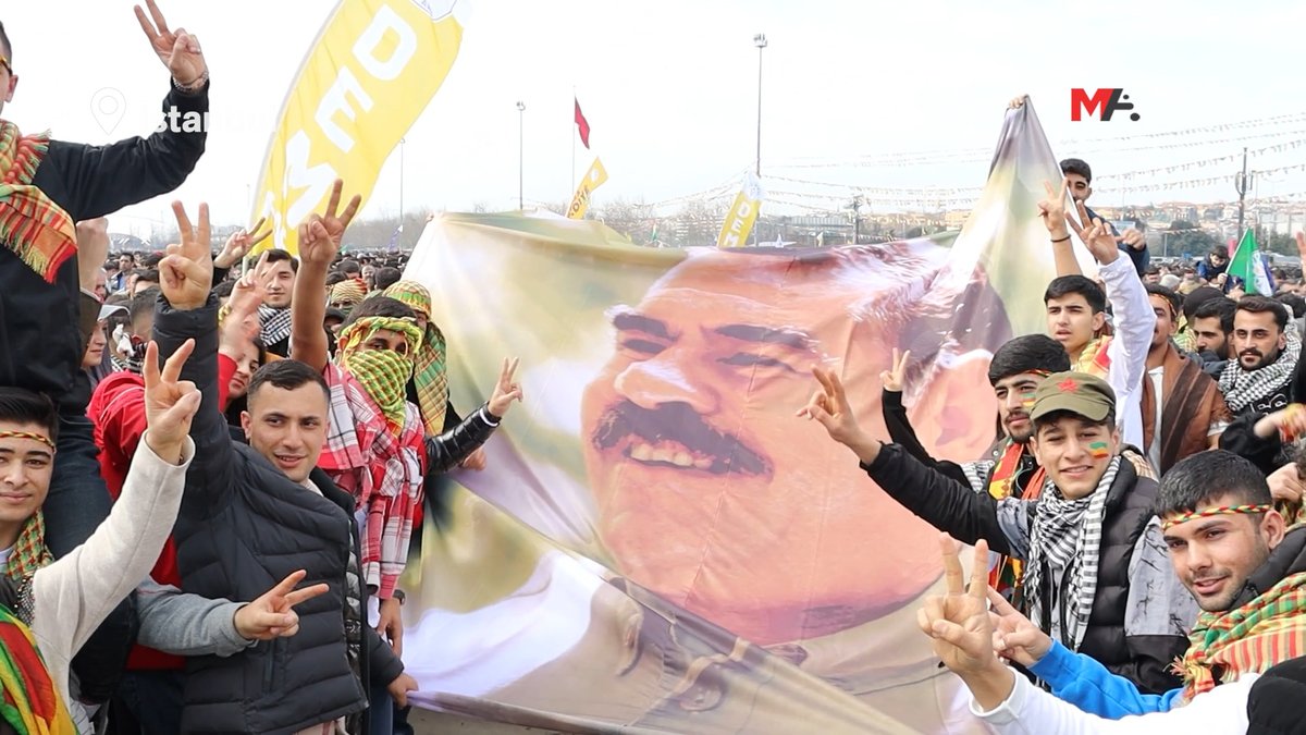 Bugün Mezopotamya Ajansı'nın İstanbul'daki Nevruz kutlamalarından paylaştığı görüntü: "İstanbul Newrozu'nda PKK Lideri Abdullah Öcalan'ın dev posteri açıldı." — MA