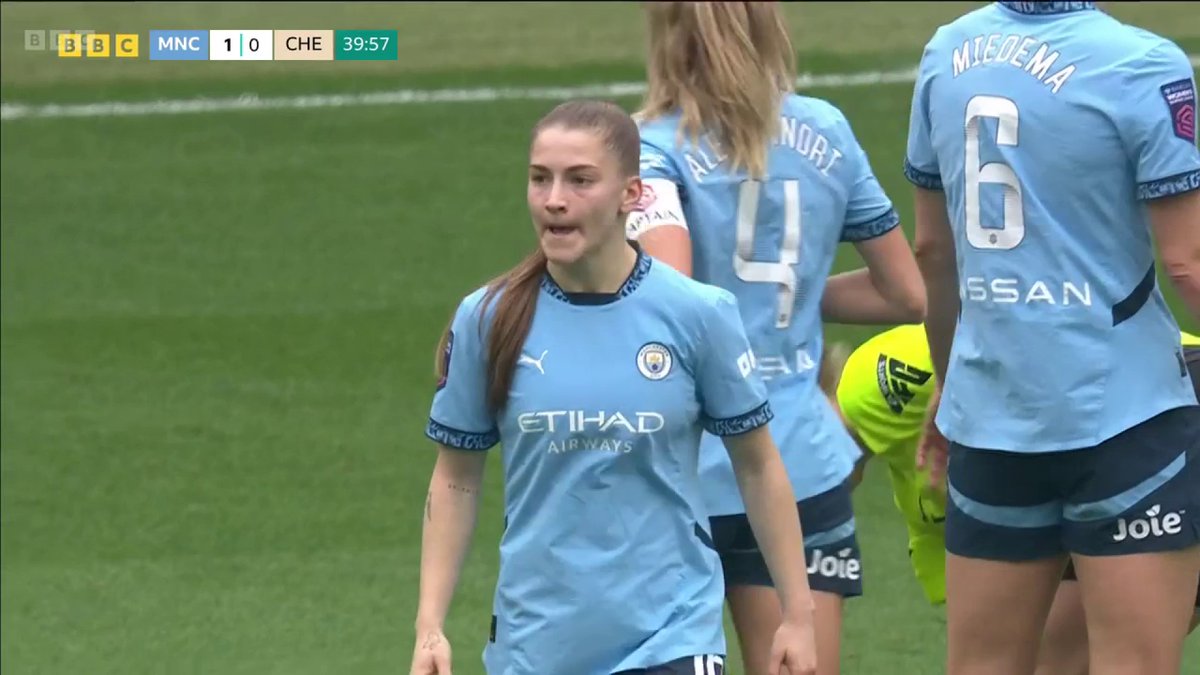 Controversy at the Etihad! 😲 Manchester City's Jess Park put the ball in the net just seconds after the referee blew for a free-kick. Should the referee have played advantage? 😬 #WSL