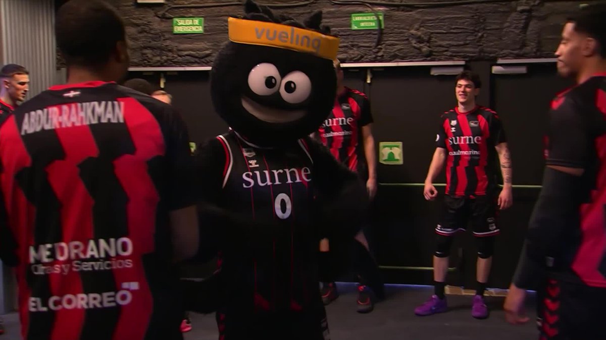 😂 Hay alguien que también quería formar parte de la arenga de Surne Bilbao 😎 antes de saltar a cancha, y que también quería su ración de saludos... 📺 Basket en Movistar Plus | #ConectaConTuPasión #LigaEndesa