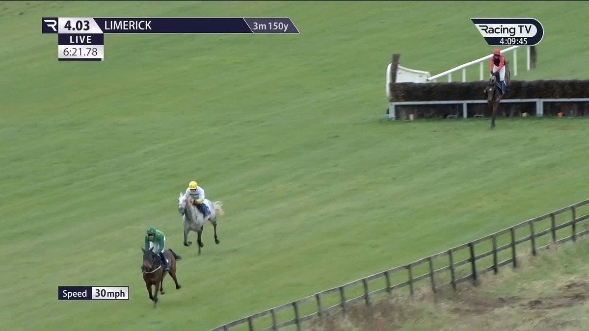 𝐅𝐮𝐧 𝐅𝐮𝐧 𝐅𝐮𝐧 has the time of her absolute life in the Grade Three Hugh McMahon Memorial Novice Chase Limerick Races 🟢🟢 What a performance in the #DoubleGreen for Paul Townend and Willie Mullins 👀