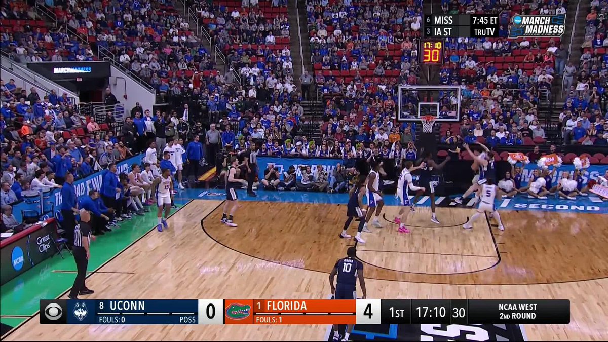 THE GATORS BRING THE CROWD TO THEIR FEET 😳 #MarchMadness