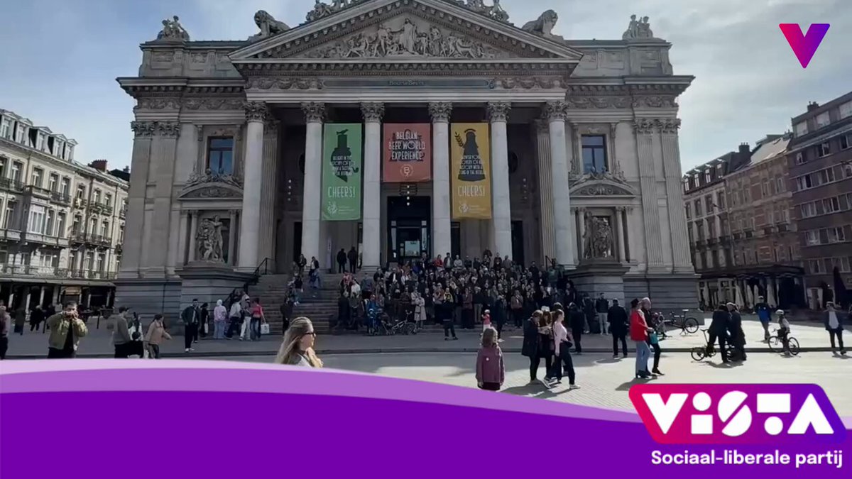Stille protestactie vandaag aan de #Beurs in #Brussel. Als je na 35 jaar plots de spelregels over boord gooit, krijg je uiteraard een blockage. Waarom laten we zomaar toe dat één partij, de PS, niet langer die spelregels respecteert? #7dag #Brussel #Protest Vista