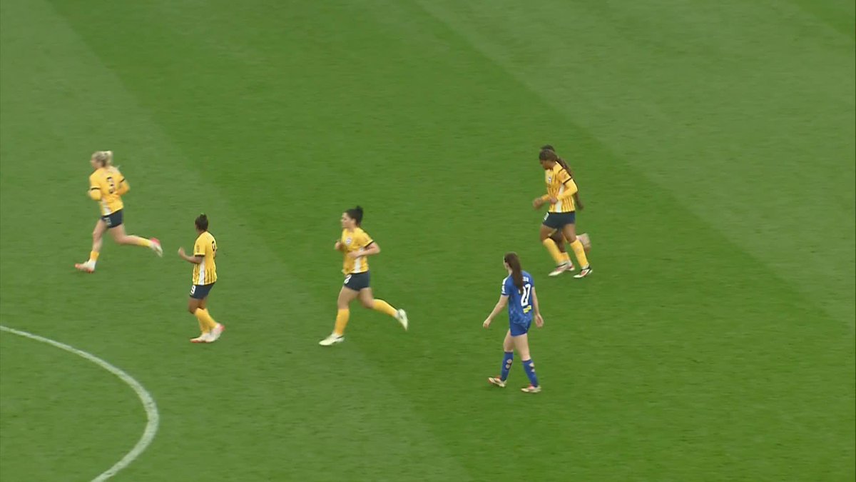 Into the bottom corner from Madison Haley 🎯 Brilliant build-up play from Brighton & Hove Albion Women! #BarclaysWSL
