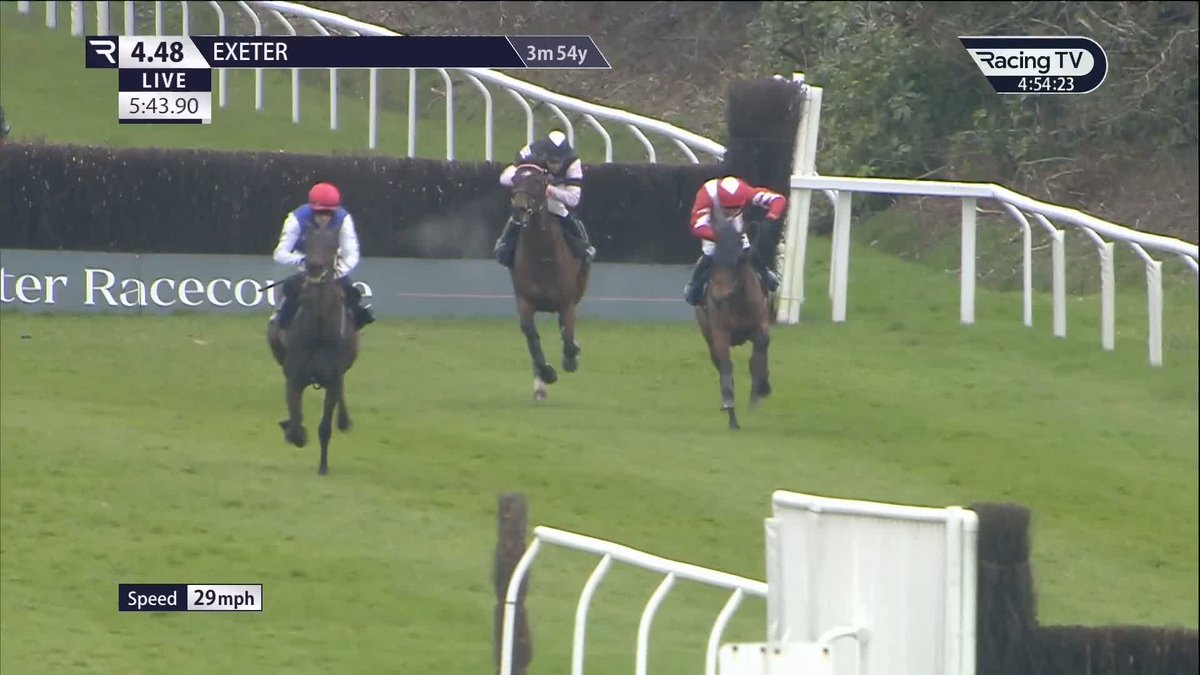 This could be her game! Minniemum runs out an easy winner on chase debut in the Bet At Racing TV.com Mares' Handicap Chase. 100 for the season for Sam Twiston-Davies 👏