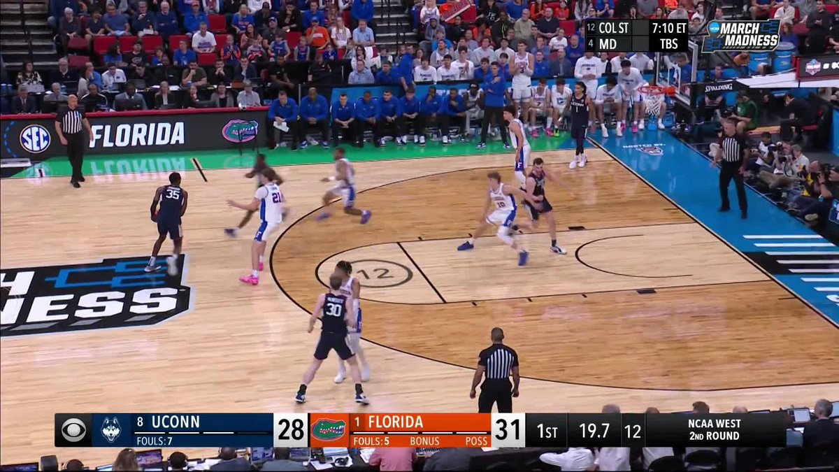 A CRAZY FINISH TO THE FIRST HALF! UConn and Florida tied 31-31 🙌