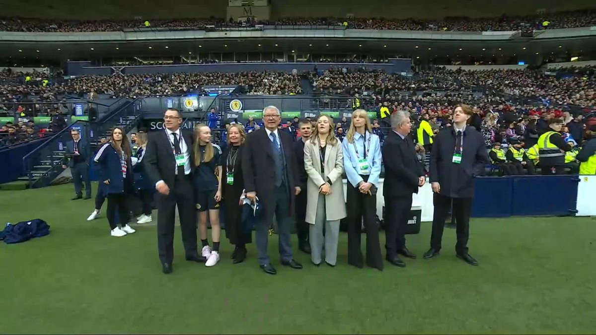 A fitting tribute for a Scotland legend 💙 Prior to kick-off, Sir Alex Ferguson took to the pitch alongside the Law family as we paid tribute to the late, great Denis Law.