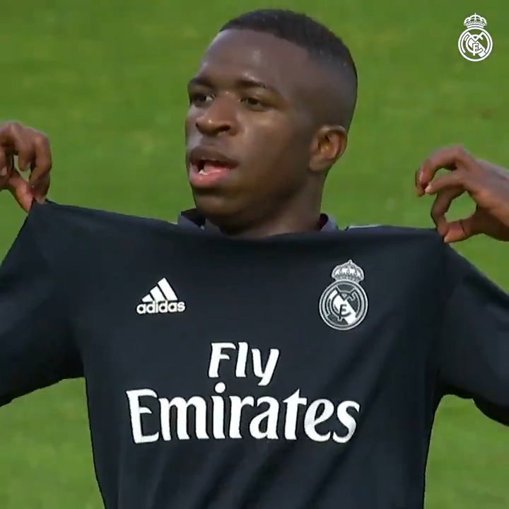 Pues te diría que si. El problema es que hay un jugador del primer equipo al que nunca le dejan tirarlas vete a saber porque. Pero que si lo hiciese sería un escándalo.