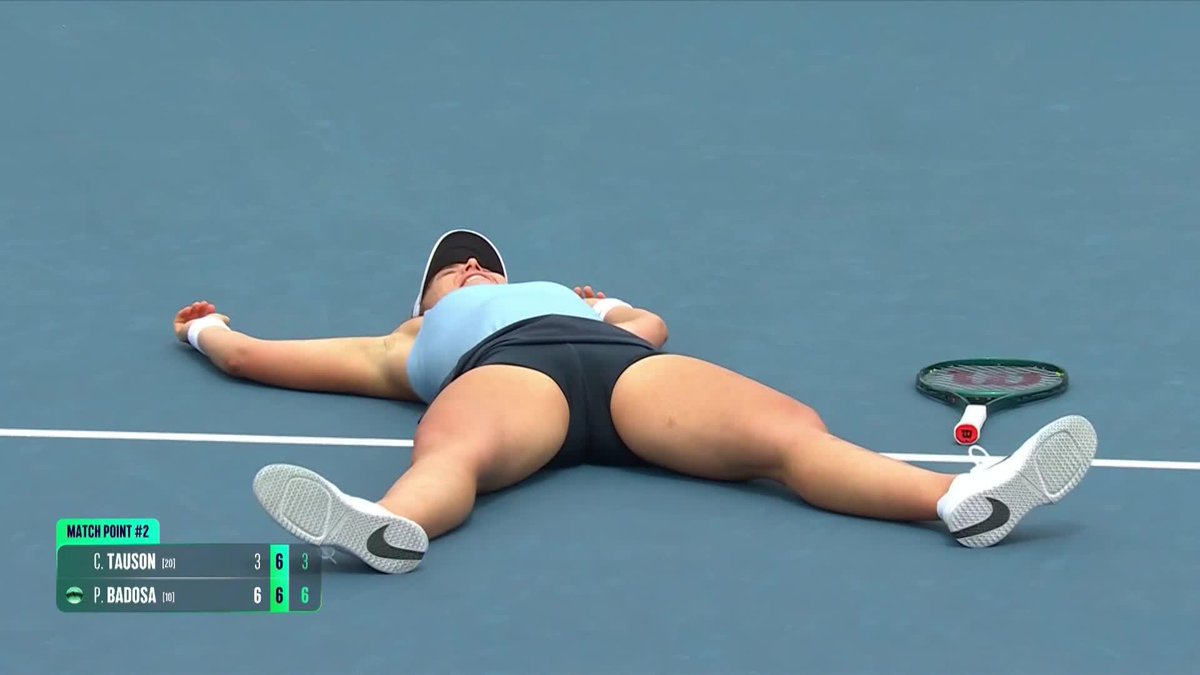 Se tira al suelo como si hubiera ganado un título. Todo su equipo, su hermana y Carla Suárez Navarro en pie aplaudiendo. No, no es una victoria más de Paula Badosa. Es volver a plantar cara a su maldita lesión crónica y salir victoriosa.