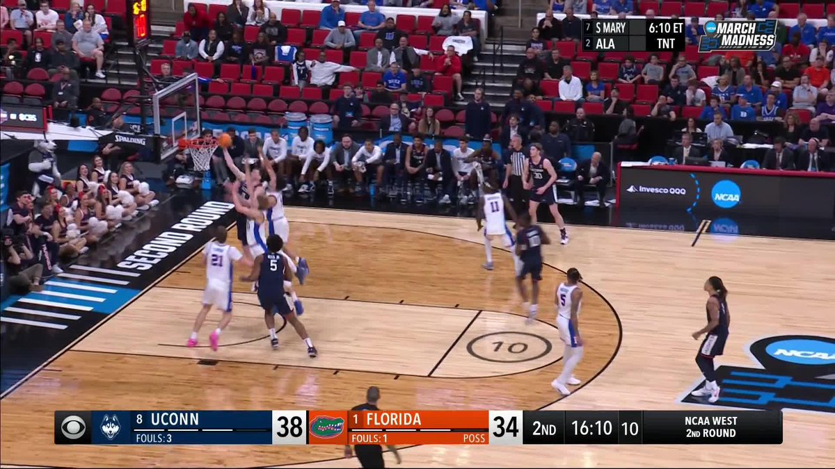 WHAT A PASS 🤯 #MarchMadness UConn Men's Basketball