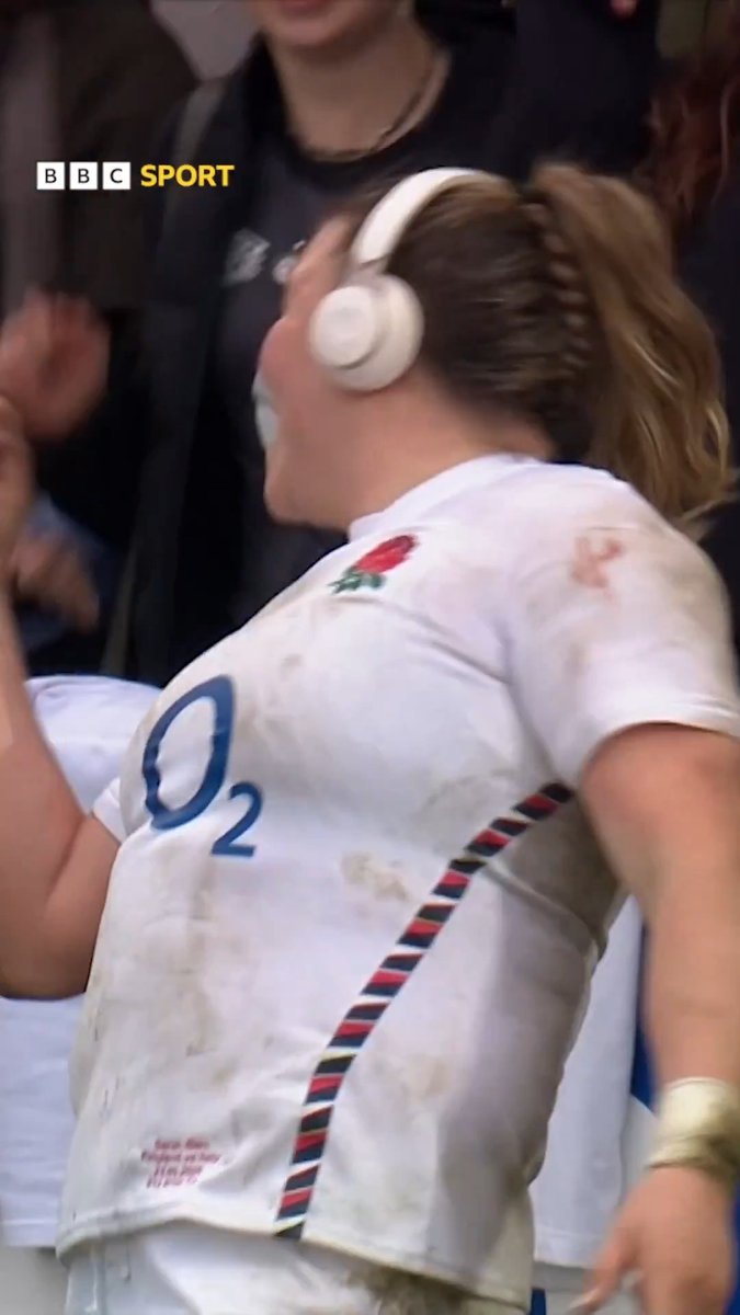 That connection with the fans.🙌 Sarah Bern shared a great moment with the England fans after their win!
