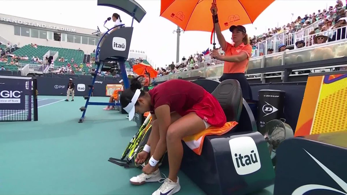 Lights out tennis! 👏 Alexandra Eala takes the first set 6-4 over 2025 Australian Open Champion Keys. #MiamiOpen