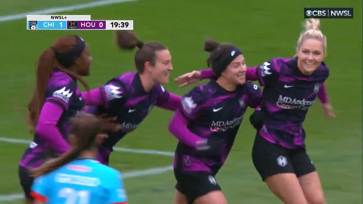 Paige Nielsen with the great reaction and finish! 👌
