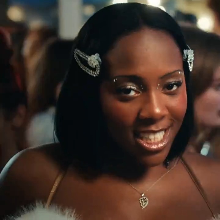 Precisamos falar sobre o quanto a Rachel Chinouriri é talentosa. Nossa futura Best New Artist.