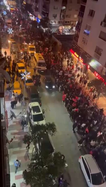 Manisa bugün Cumhurbaşkanı adayını seçti. Şimdi de demokrasimize sahip çıkıyor. Sandıklar bizim, meydanlar bizim! Muhteşemsin Manisa ♥️ #İmamoğluMilleteEmanet