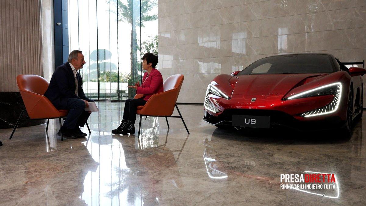 “In #Cina il governo ha investito molto nelle energie #rinnovabili per portare elettricità a costi bassi nelle città. Questo ha reso il nostro Paese un leader globale nelle #AutoElettriche”. #StellaLi, vicepresidente esecutivo del gruppo #BYD. #PresaDiretta