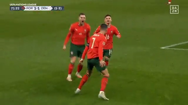🇵🇹 #C・ロナウド がきっちりと詰める 🇩🇰 ロナウドが角度のないところからこぼれ球を押し込む。 キャリア通算929ゴール目となった。 [PR] #ABEMAdeDAZN で生中継▶