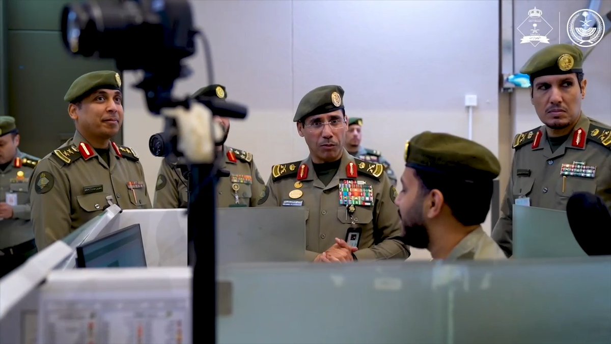 📹| مدير عام الجوازات يقف على سير العمل بصالات جوازات مطار الملك عبدالعزيز في العشر الأواخر من رمضان. #يسر_وطمأنينة