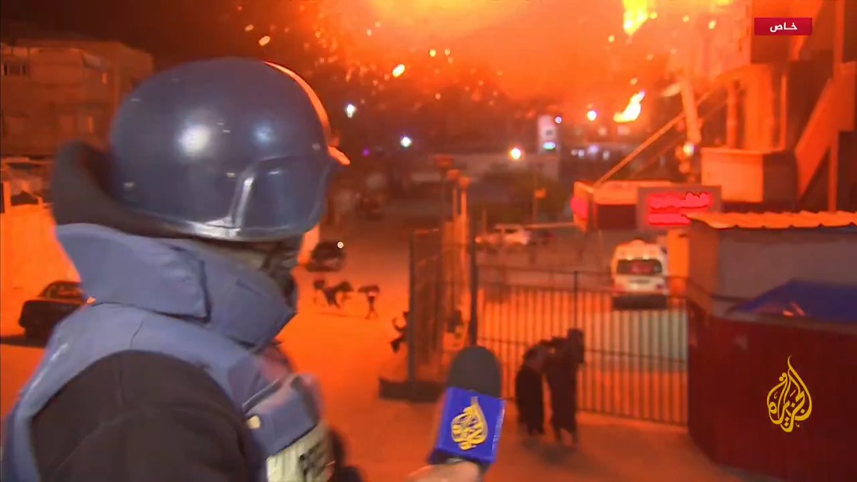 كان ينقل على الهواء عمليات نقل جرحى القصف الإسرائيلي المستمر على قطاع #غزة.. مراسل #الجزيرة رامي أبو طعيمة يرصد غارة إسرائيلية استهدفت مبنى الجراحات في مجمع ناصر الطبي في خان يونس وأدت إلى اندلاع حرائق جراء القصف #الأخبار #حرب_غزة