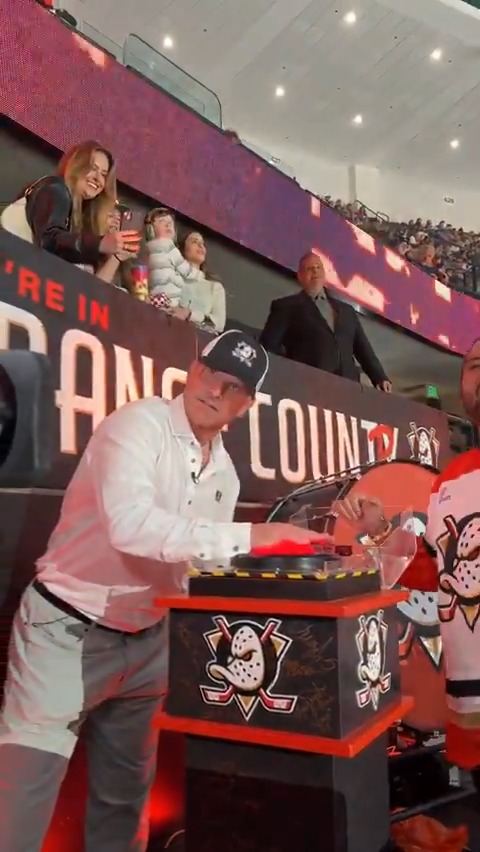 Starting off our game with an enthusiasm unknown to mankind 💪 Los Angeles Chargers head coach Jim Harbaugh is fired up! #FlyTogether