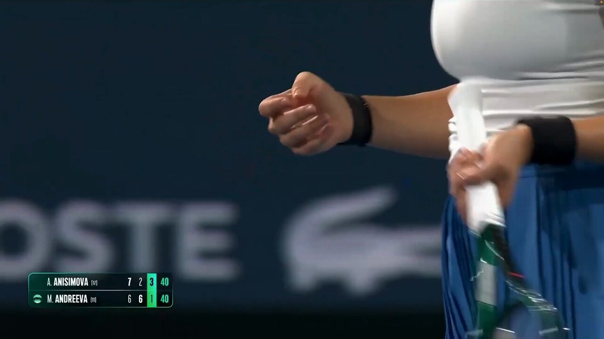 Anisimova said she can't hold her racquet and needs the physio but Mirra was not buying it 😬