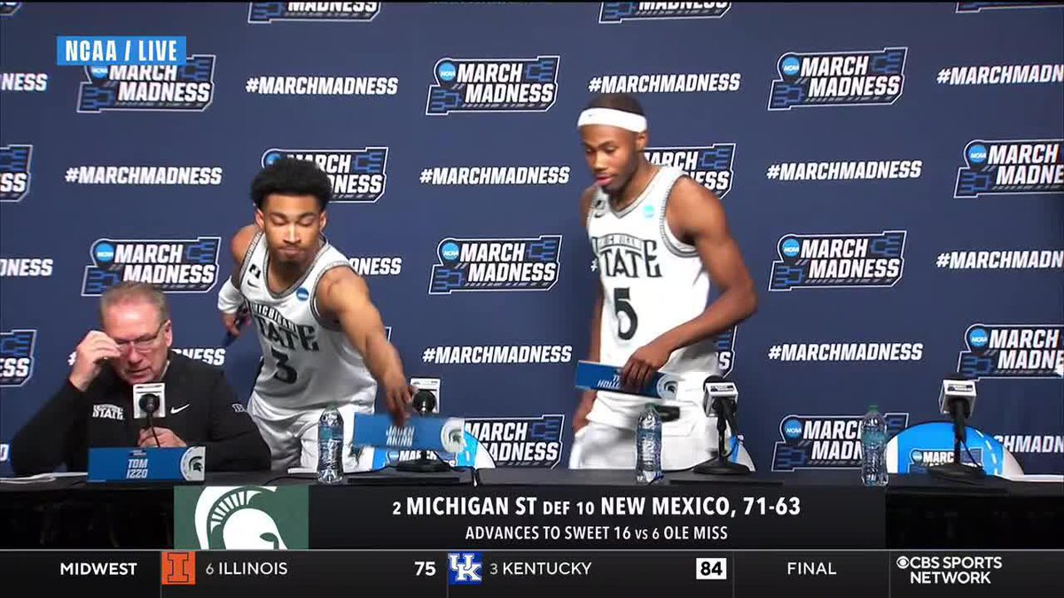 Michigan State players got their souvenirs!!! 🤣