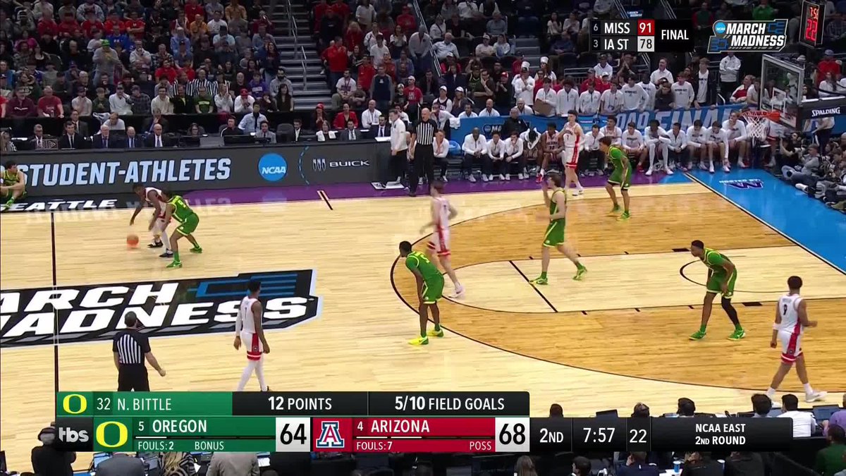 (5) Oregon &amp; (4) Arizona going down to the WIRE 🍿 Watch NOW: #MarchMadness