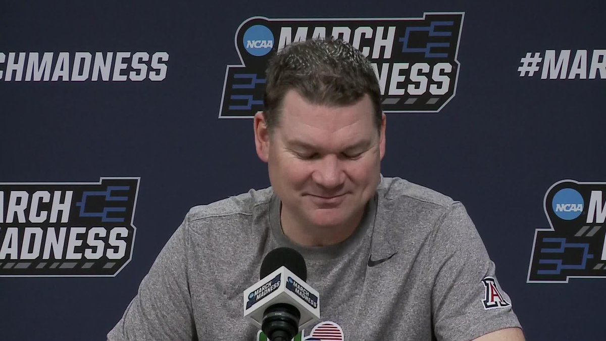 "What the hell was up with that 3-on-1?" 🤣 Arizona Basketball HC Tommy Lloyd says Steve Kerr texted him about a fast-break play after their win 💀 #MarchMadness