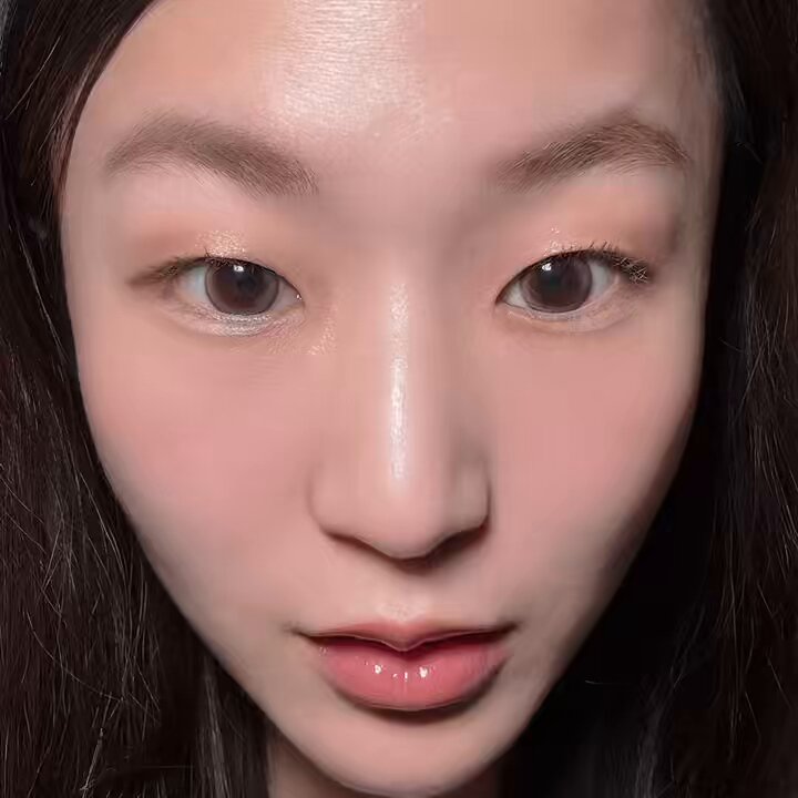 Lunar คอนแทคเลนส์รายเดือนแบรนด์ไทย ใส่สบายกว่าที่คิด! เลนส์นิ่ม ใส่แล้วรู้สึกเบาสบายตา สีสวยละมุน แบรนด์ไทยทำถึงเราใส่รุ่น Triple Chocolate สี Dark Brown สนับสนุนแบรนด์ไทยค่า ใครมองหาเลนส์ที่สวยเป็นธรรมชาติ แถมใส่สบาย ต้องลอง!