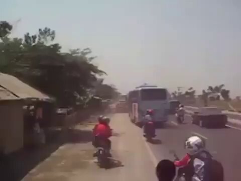 Saat arus mudik di tahun 2011 di Pantura Jawa. Punya kenangan apa saat mudik dulu?