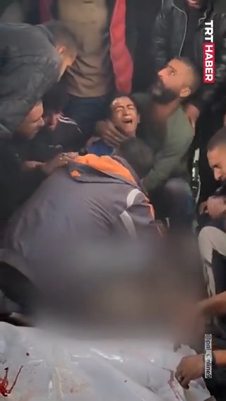 Katil İsrail'in saldırılarında ailesini kaybeden çocuğun feryadı…