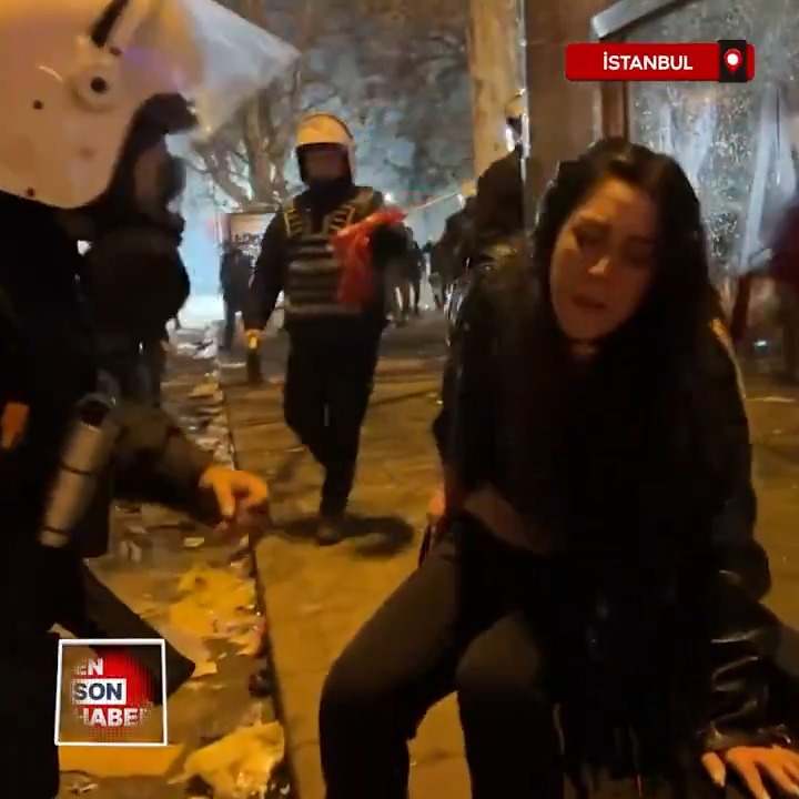 Polis ile eylemcinin diyaloğu: Kanunsuz eylem, neden buradasın? Canım çok acıyor. Yalvarırım yapmayın